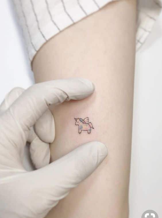 tatuaje unicornio pequeño