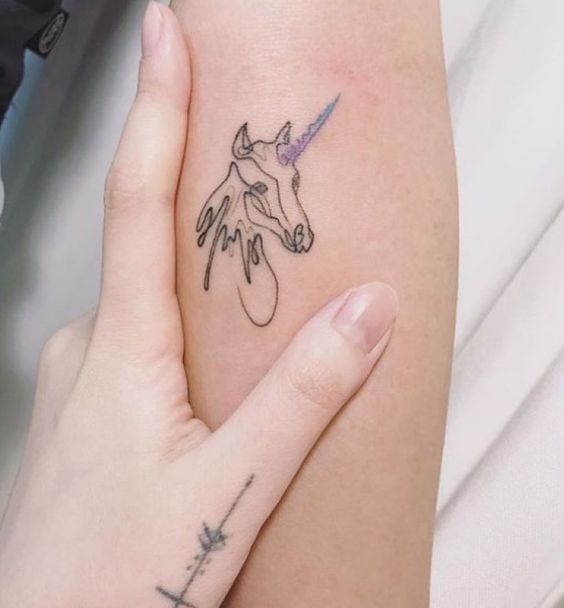 tatuaje unicornio lineal
