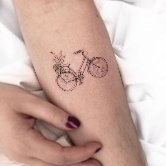 tatuajes bicicletas línea fina