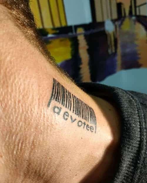 tatuajes códigos de barras nuca