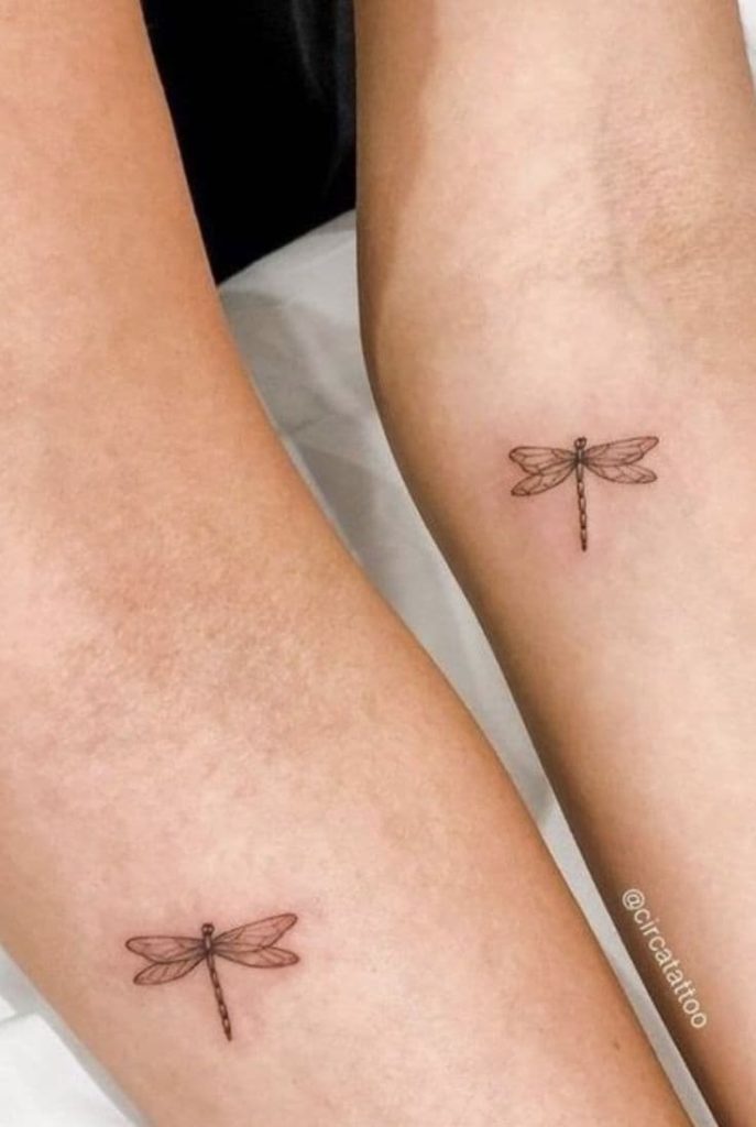 tatuajes de libélulas minimalistas