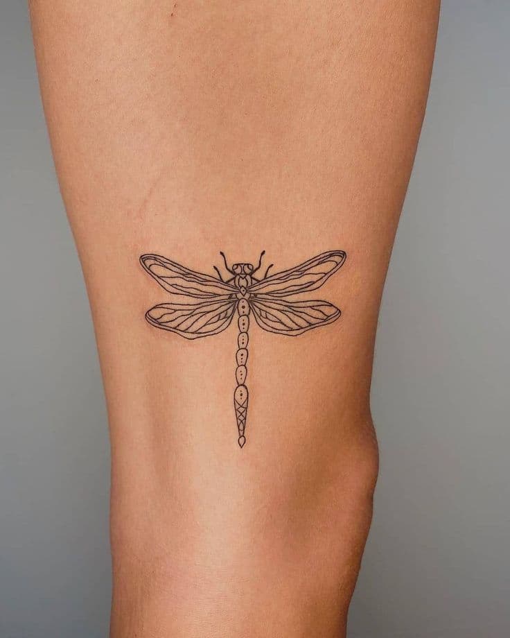 tatuajes de libélulas minimalistas