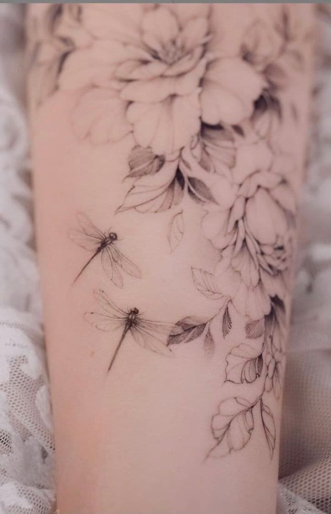 tatuajes de libélulas y flores