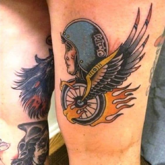 tatuaje moto casco