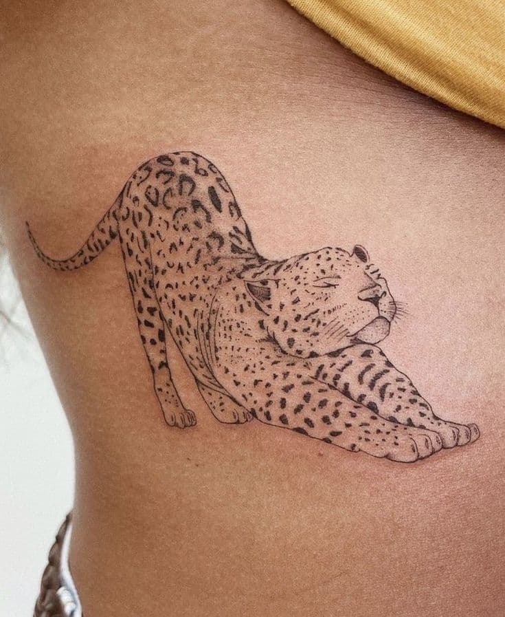 tatuajes leopardo minimalista